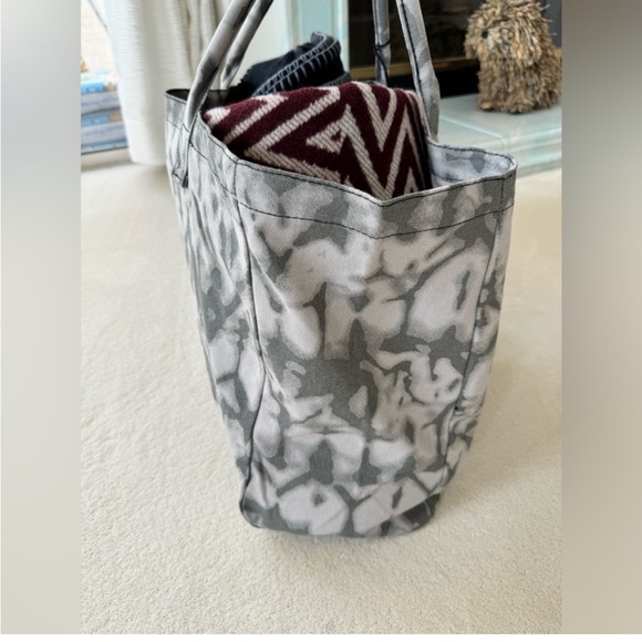 ALO Yoga Black and Gray Tie-Dye Tote Bag - Picture 4 of 4